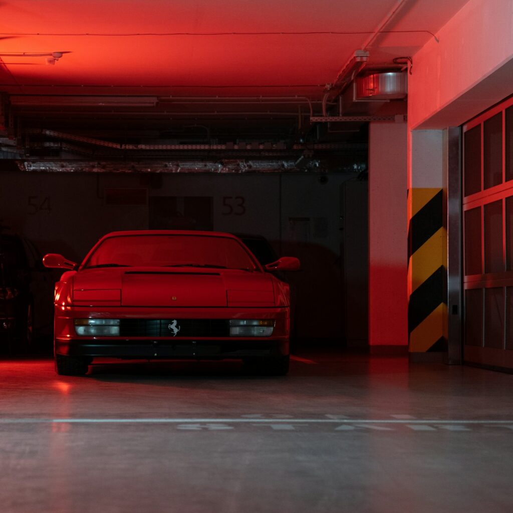 Carro esportivo Mustang vermelho, cuidados automotivos