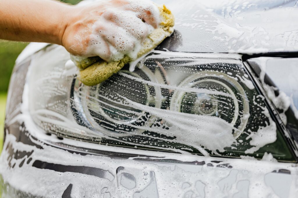 Como Lavar o Carro em Casa: Guia Completo (Sem Gastar uma Fortuna) 3 lavando carro corretamente