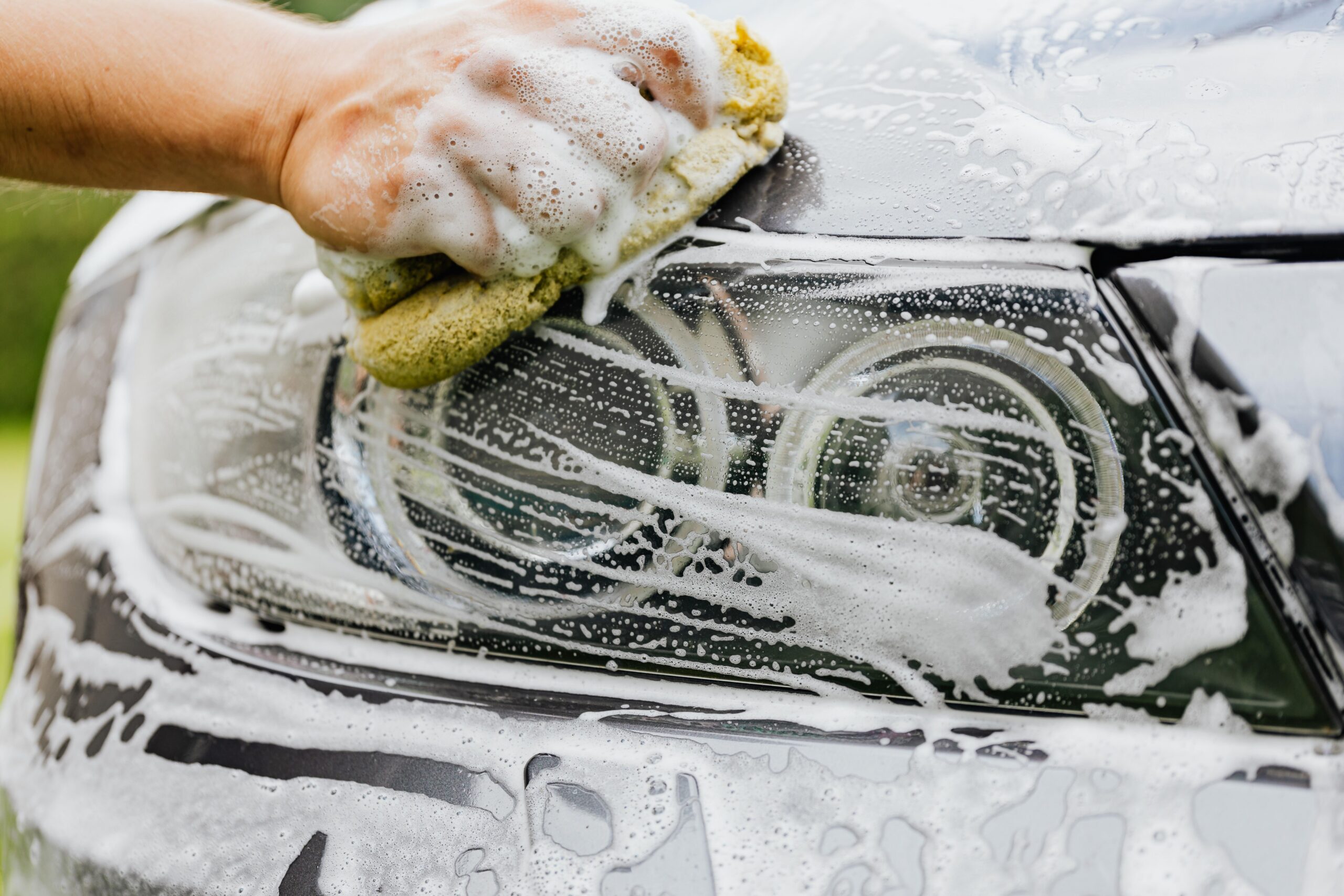 Como Lavar o Carro em Casa: Guia Completo (Sem Gastar uma Fortuna)