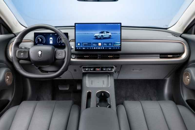 GWM Ora 5 vs BYD Dolphin Mini: Comparativo Completo 2026 6 Painel interno do GWM Ora 5 com recursos de assistência ao motorista