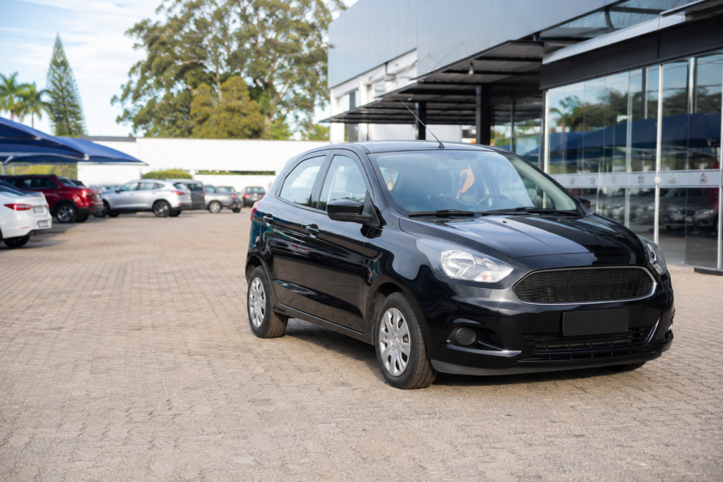 Carro Seminovo Desvalorizado: Vale a Pena Comprar em 2026? 2 Carro seminovo desvalorizado à venda em pátio de revenda