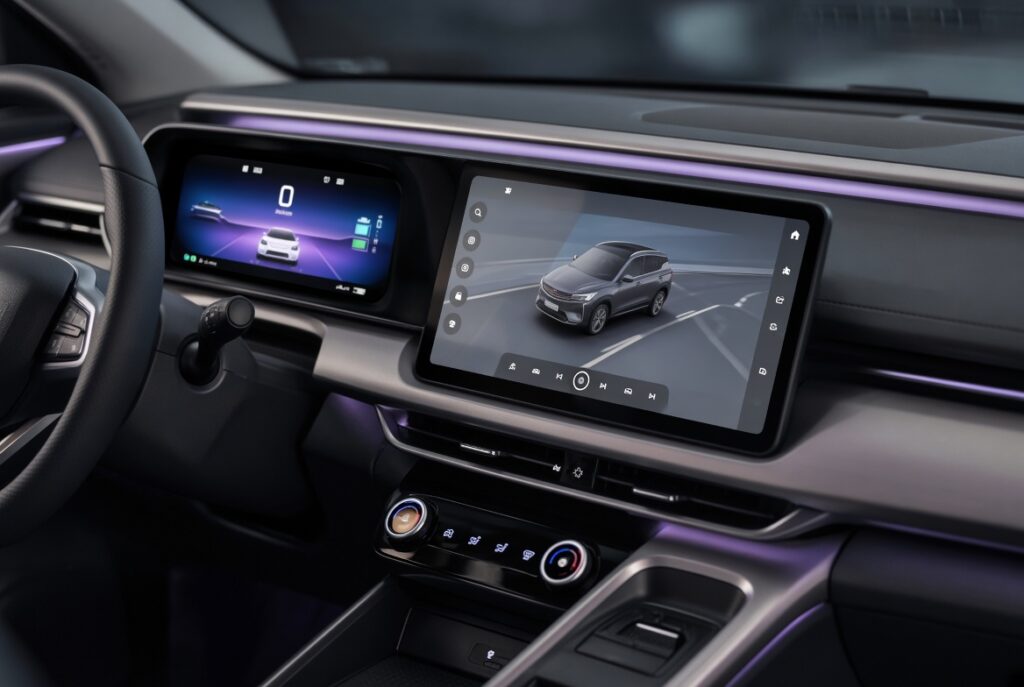 Geely EX2 vs Dolphin Mini: Qual Vale Mais a Pena? 2 Painel digital e central multimídia do Geely EX2, elétrico compacto