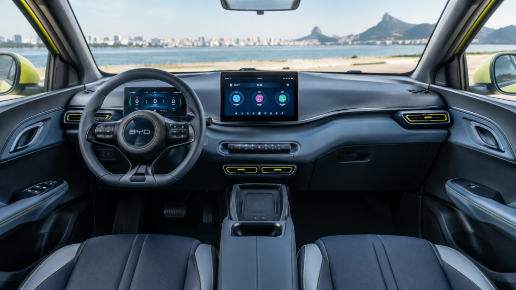 BYD Dolphin Mini Preço 2026: Evolução e Vendas Recordes 5 nterior do BYD Dolphin Mini com painel digital e multimídia