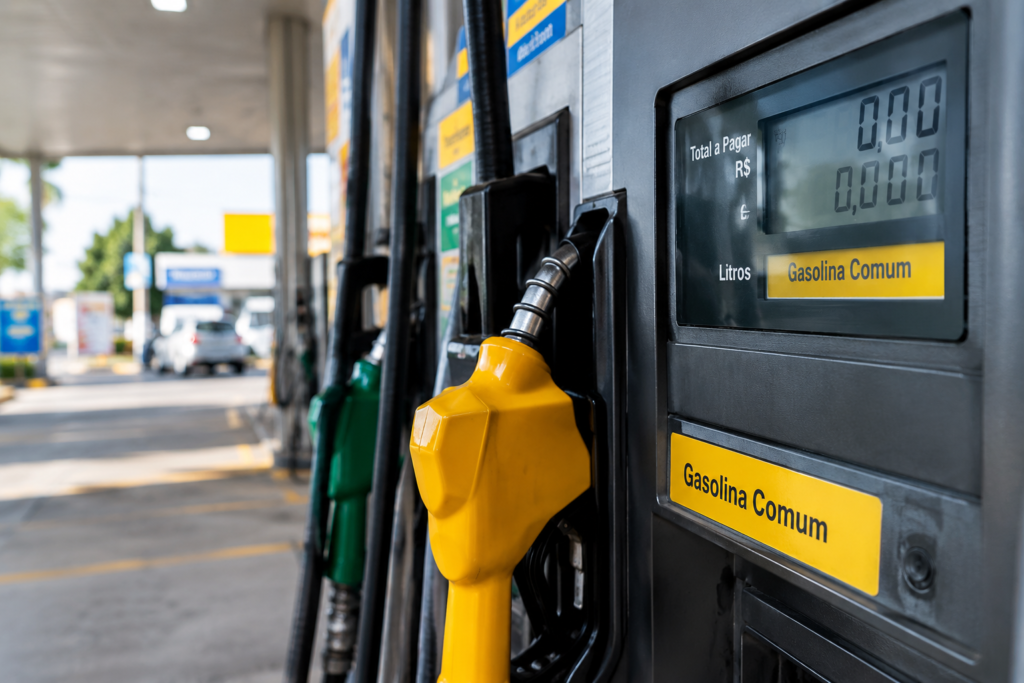 carro só a gasolina abastecendo em posto brasileiro